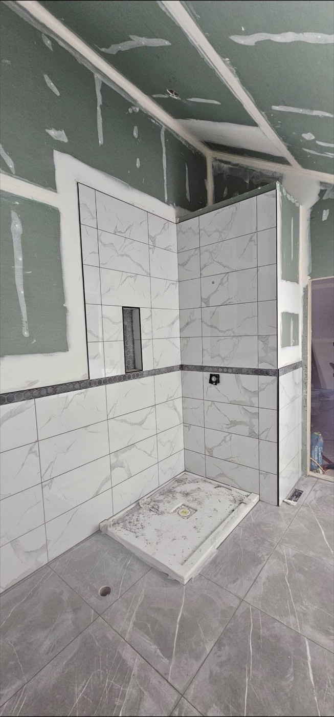 Shower surround with hexagon accent border