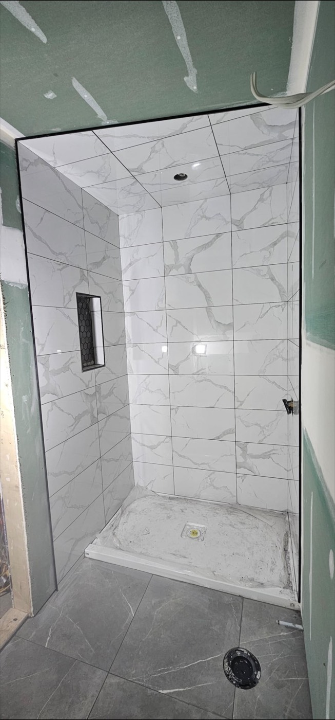 Marble-look porcelain shower surround