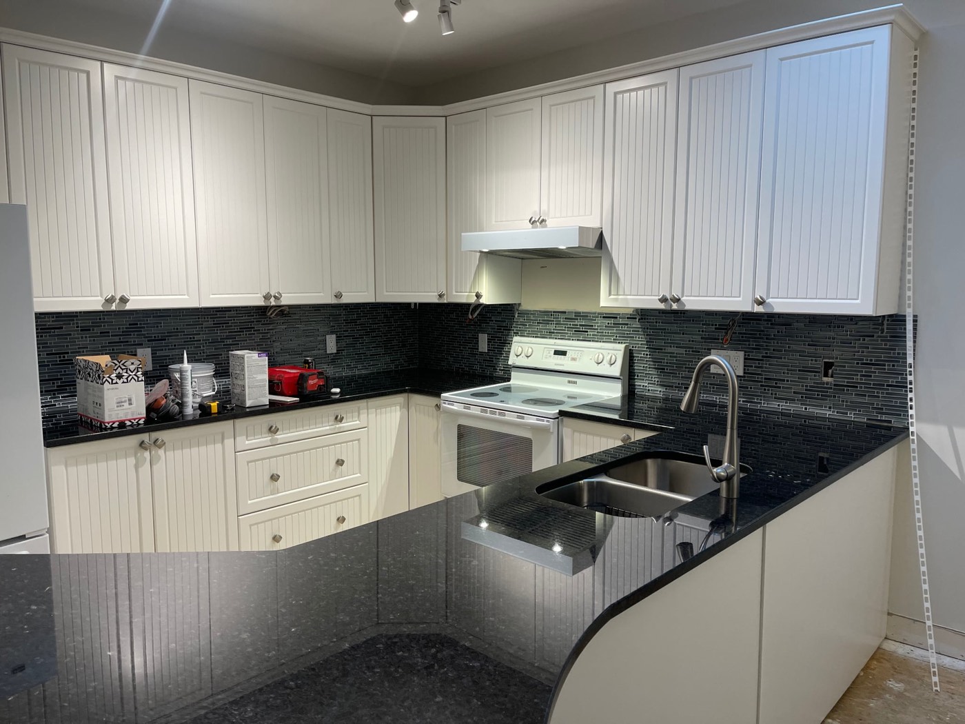 Kitchen backsplash before renovation