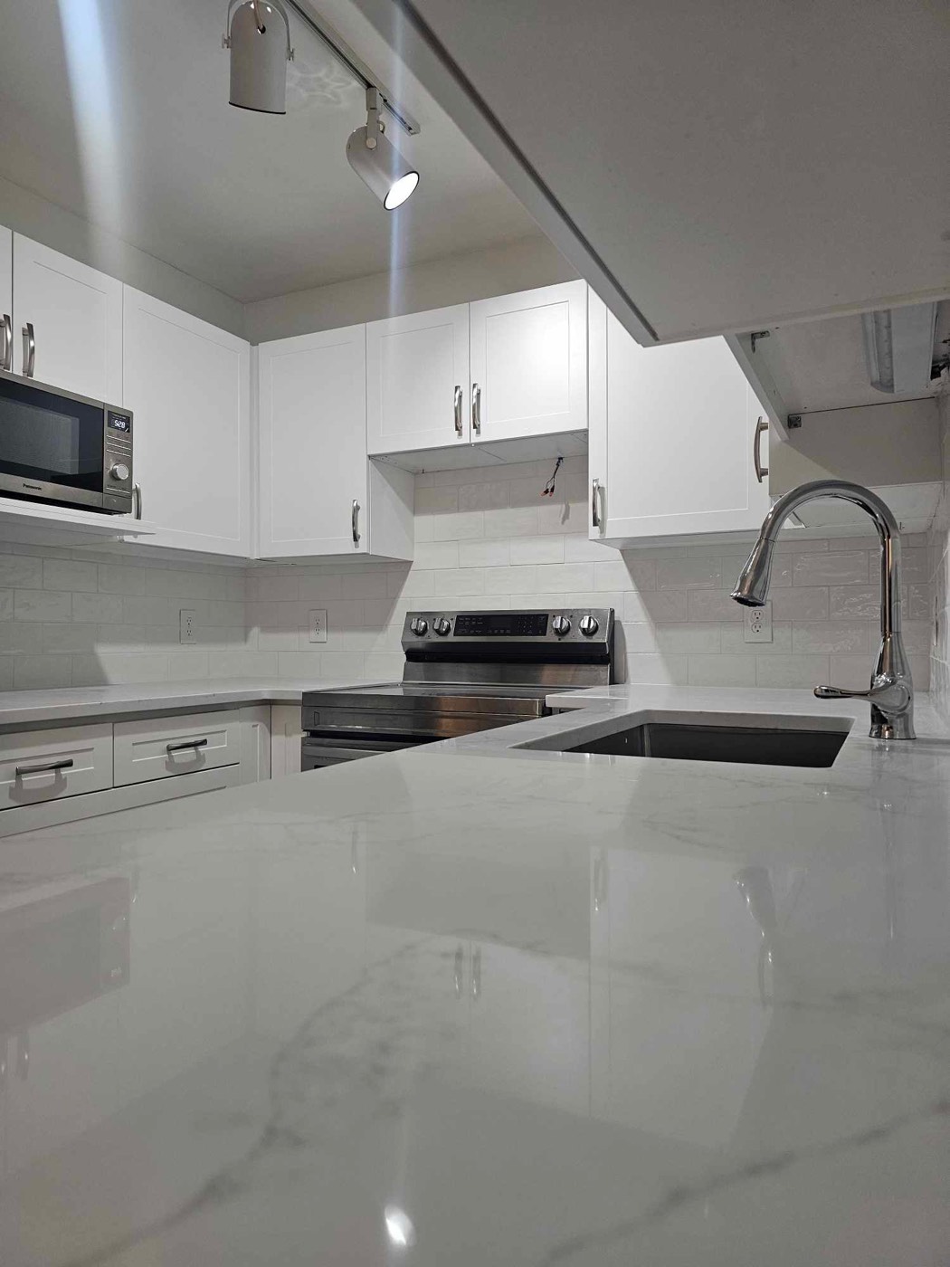 White subway tile backsplash, modern kitchen
